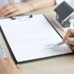 Client and agent signing rental agreement and exchanging money