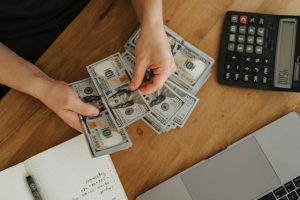 counting-money-with-calculator